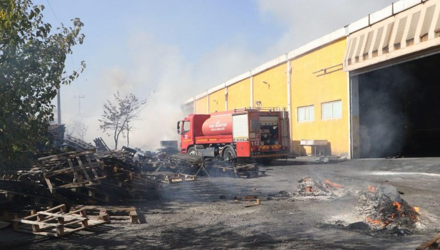 kiliste kaucuk fabrikasinda yangin WXi2NwgZ