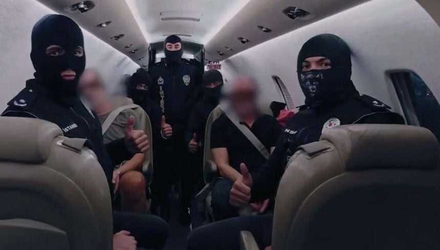 Kırmızı bültenle aranıyordu: BAE'de yakalanan iki kişi Türkiye'ye getirildi 71 kirmizi bultenle araniyordu baede yakalanan iki kisi turkiyeye getirildi r7qFh9aN