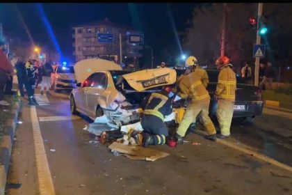 kirmizi isikta duran araca carpan sofor kosarak kacti dR3xmBYr