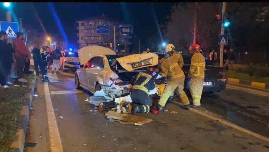 Kırmızı ışıkta duran araca çarpan şoför koşarak kaçtı 71 kirmizi isikta duran araca carpan sofor kosarak kacti dR3xmBYr