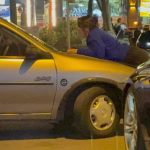 kocasinin gitmesini engellemek icin aracin kaputuna yatti HZMj2iWI