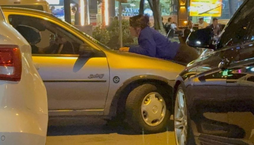 kocasinin gitmesini engellemek icin aracin kaputuna yatti HZMj2iWI