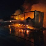 konserve yuklu tir alev alev yandi DuEPlqSC