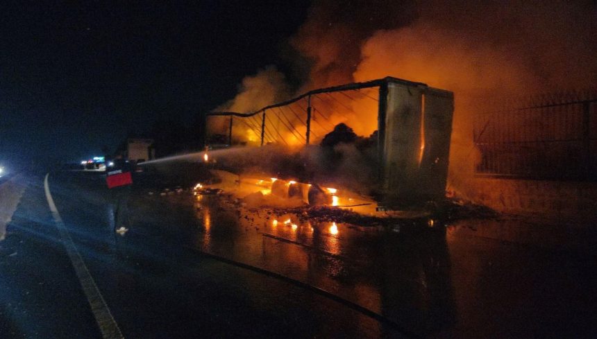 Konserve yüklü TIR, alev alev yandı 71 konserve yuklu tir alev alev yandi DuEPlqSC