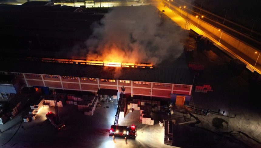 Manisa'da granit fabrikasında yangın 71 manisada granit fabrikasinda yangin OqnrhN7R