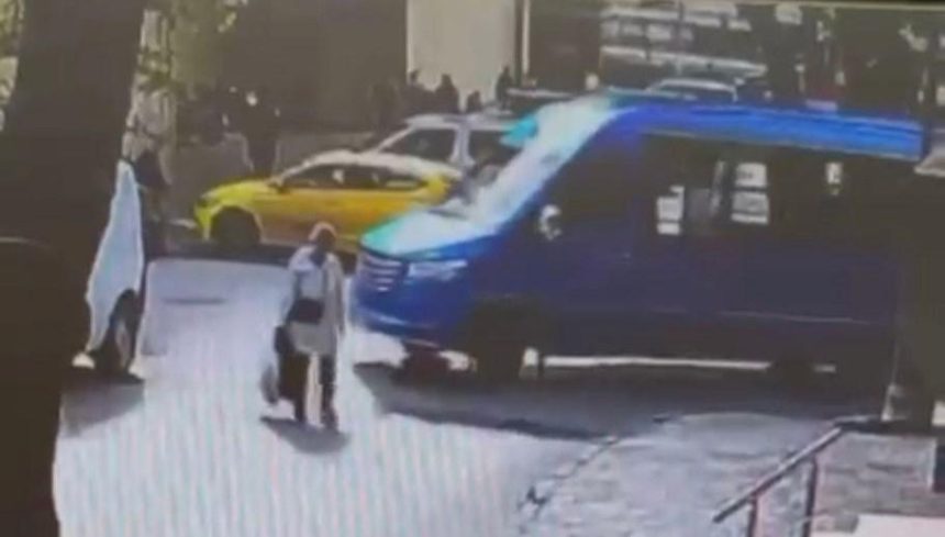 Minibüsün çarptığı yaşlı bayan yaralandı 71 minibusun carptigi yasli bayan yaralandi 7sjzblZG