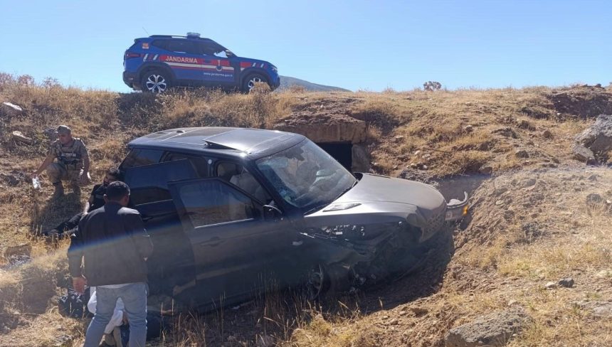 musta takla atan arac sarampole uctu 3 yarali RGCqnhgN