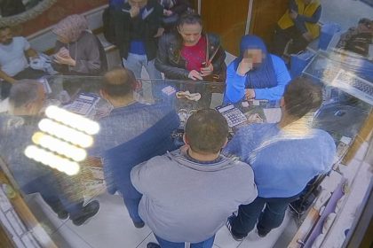 musteri uzere girdi kolundaki duzmece bilezikleri gercekleri ile degistirip kacti 3kYwmNRG