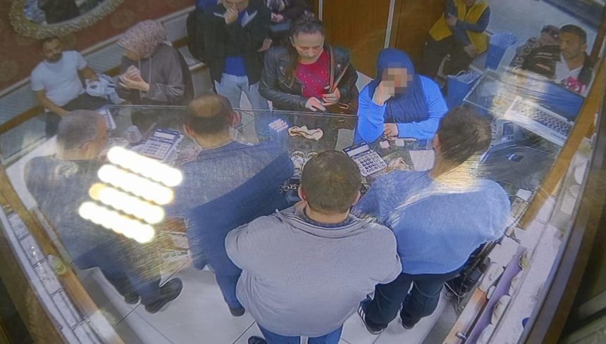 musteri uzere girdi kolundaki duzmece bilezikleri gercekleri ile degistirip kacti 3kYwmNRG