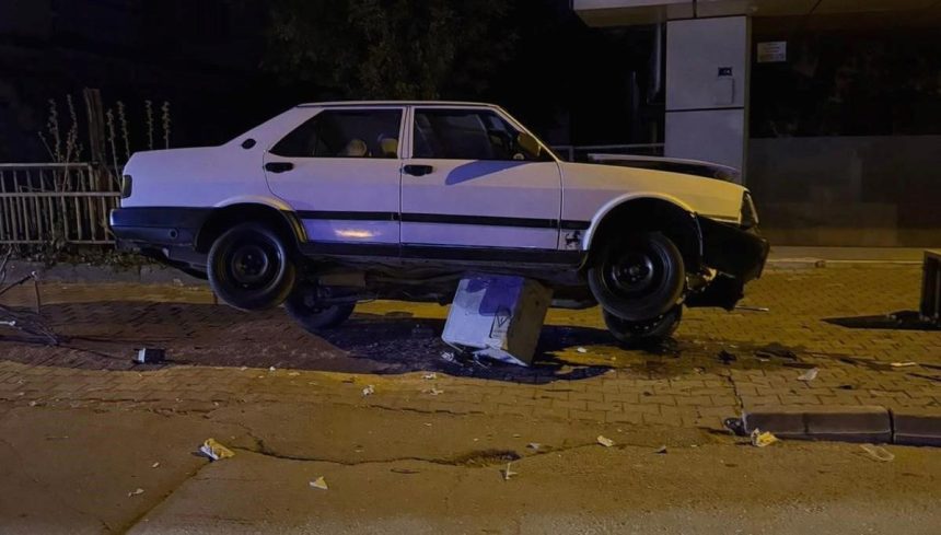 nigdede araba trafoya cikti xbXFpKmb