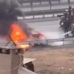 park halindeki arac alev alev yandi CQFIC7ed