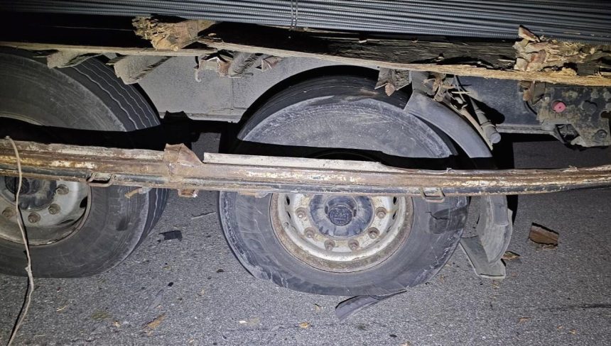 Patlayan lastiği değiştirmek isterken TIR'ın altında can verdi 71 patlayan lastigi degistirmek isterken tirin altinda can verdi aHJAhWX9