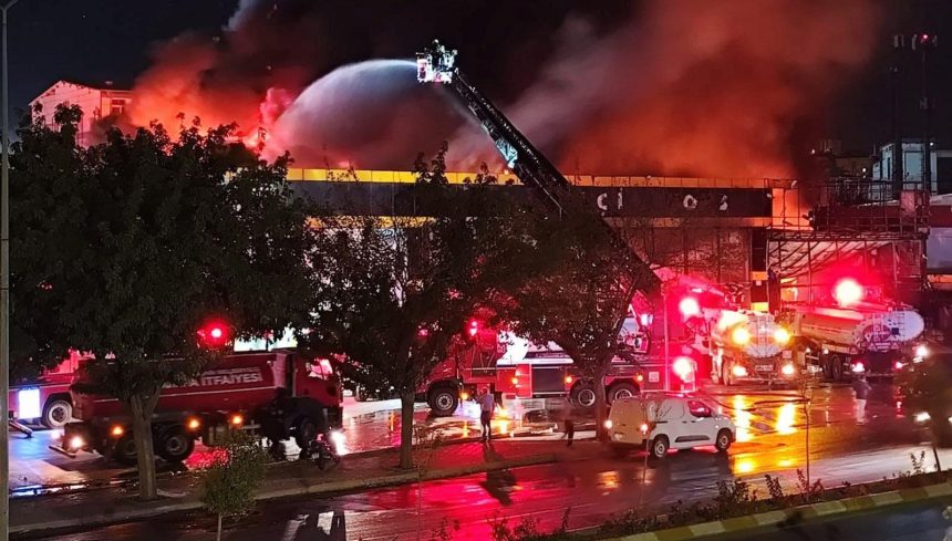 Plastik gereçlerin satıldığı iş yerinde yangın 71 plastik gereclerin satildigi is yerinde yangin OkhyJpJ3