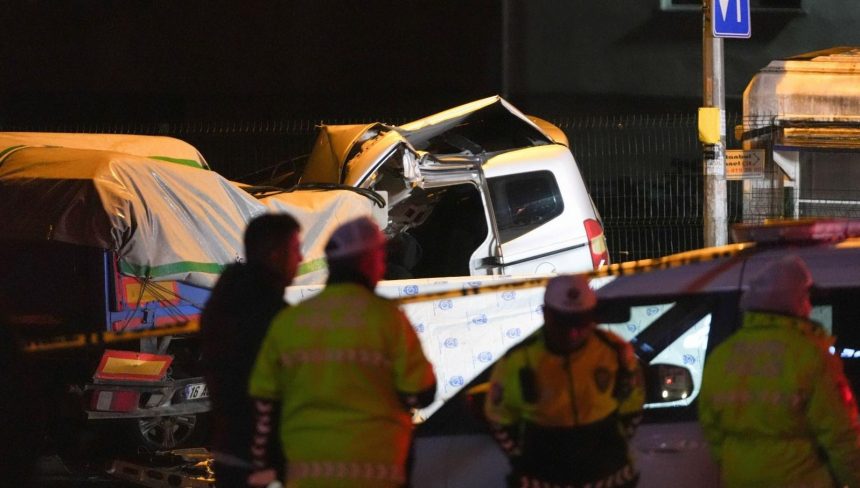 polisten kacti tira carpti 1 kisi oldu 1 kisi yaralandi NGS5cUnF