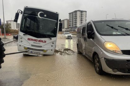 saganak nedeniyle yol coktu minibus cukura girdi qTqdsraX