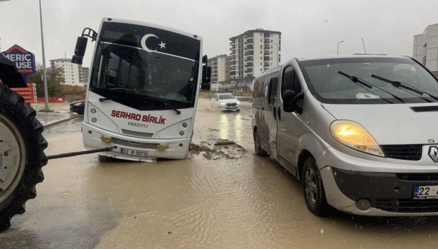 saganak nedeniyle yol coktu minibus cukura girdi qTqdsraX