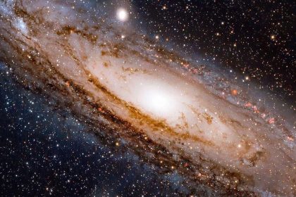 samanyolunun merkezindeki kara delik uzay zamani nasil bukuyor dHAbbXPx