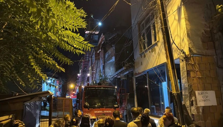 Şişli'de çatı katındaki yangın panik yarattı 71 sislide cati katindaki yangin panik yaratti lV4kCNuv