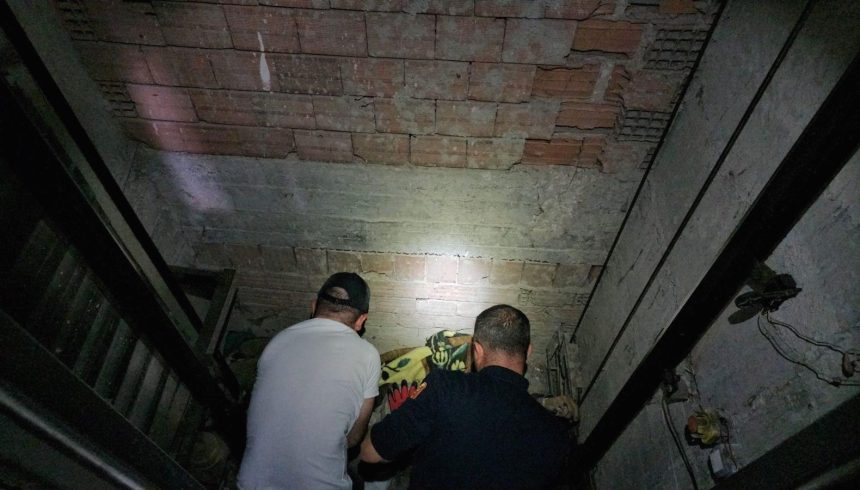 tadilat icin gittigi apartmanda asansor bosluguna dusup oldu H6KJ51rJ