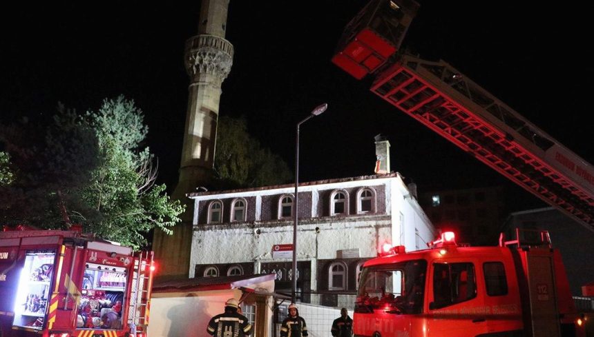 Tarihi caminin çatısı yandı 71 tarihi caminin catisi yandi ZtjHS6ai