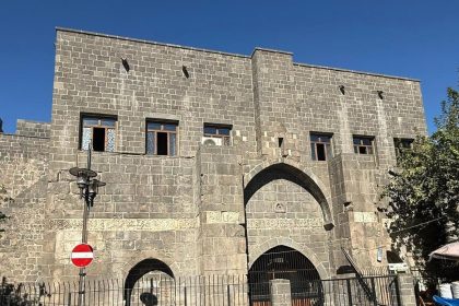 tarihi surlarin ortasinda yer aliyor bin yillik mescitte cemaat abdest alamiyor cYgApa8X