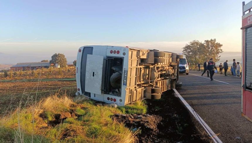Tarım personellerini taşıyan midibüs devrildi: Çok sayıda yaralı 71 tarim personellerini tasiyan midibus devrildi cok sayida yarali PB4atGSH