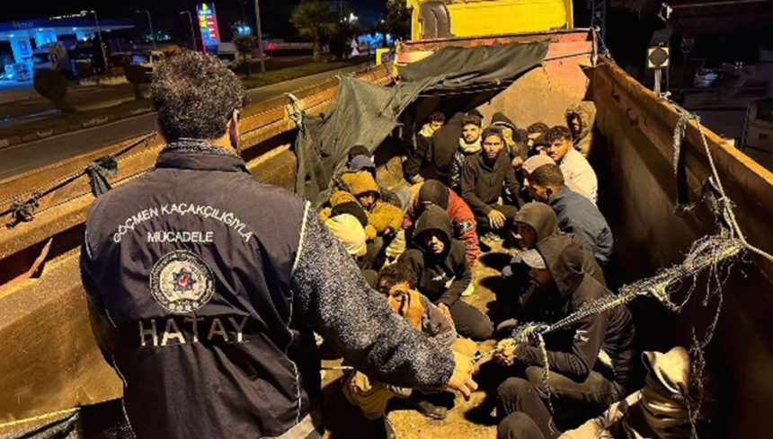 TIR'ın dorsesinden göçmenler çıktı 71 tirin dorsesinden gocmenler cikti Sx6LuhMU