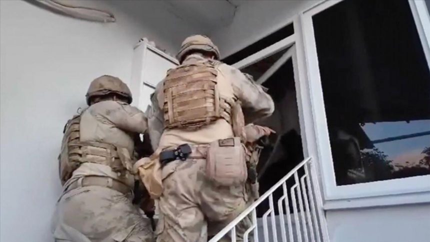 Türkiye genelinde FETÖ operasyonlarında 64 tutuklama gerçekleşti 71 turkiye genelinde feto operasyonlarinda 64 tutuklama gerceklesti SpJPA99v