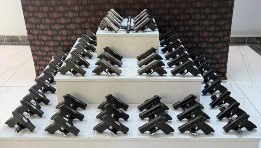 Valizlerden silah çıktı, sahibi tutuklandı 71 valizlerden silah cikti sahibi tutuklandi 5ym8wwjr