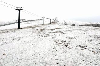 yagisli hava yerini kara birakti tepe beyaza burundu l2ec68cY
