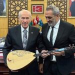 yavuz bingol bahceliye baglama ikram etti 89aWV4uE