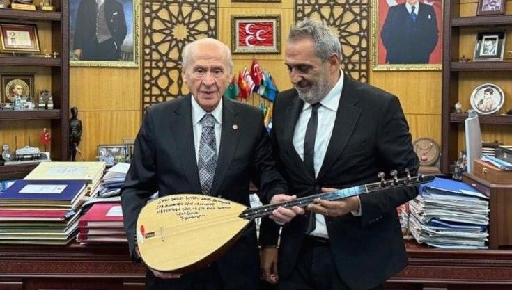 yavuz bingol bahceliye baglama ikram etti 89aWV4uE