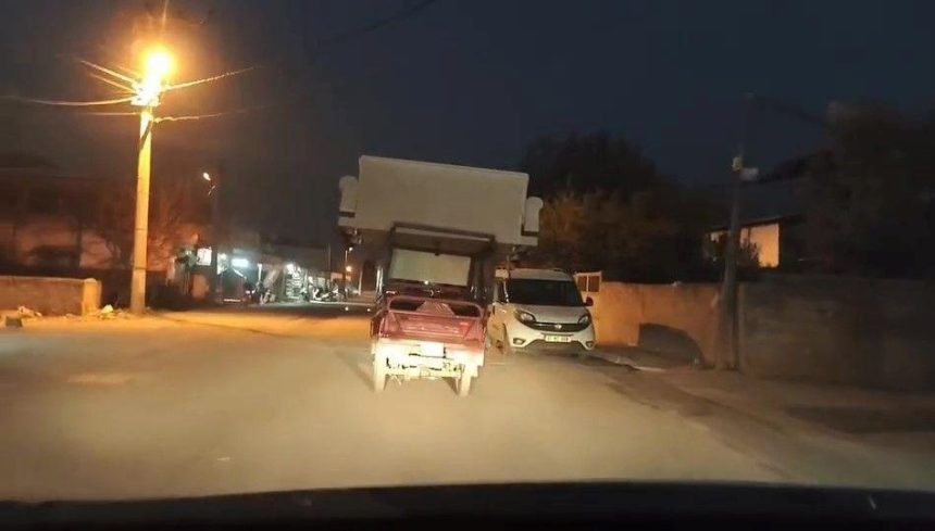 yayalarin canini hice sayan sofor trafige aldirmadan motosiklet uzerinde koltuk tasidi Zq4PPZb5