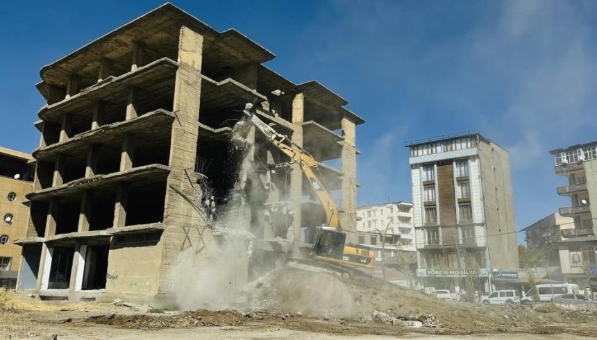 yuksekovada insaat halindeki bina yikildi mbRQyJ7n