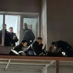 8inci kattan yan binanin tentesine dustu sq8z7xRp