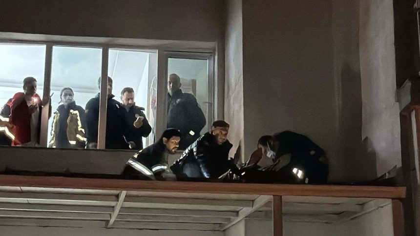 8'inci kattan yan binanın tentesine düştü 71 8inci kattan yan binanin tentesine dustu sq8z7xRp