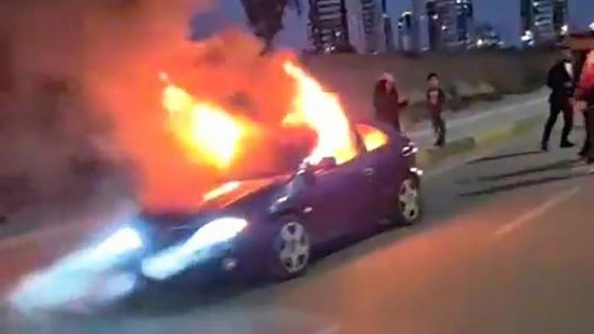 adanada seyir halindeki araba yandi FCAmIfVS