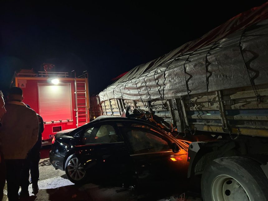 afyonkarahisarda tir ile araba carpisti 2 meyyit wRMBE4lp