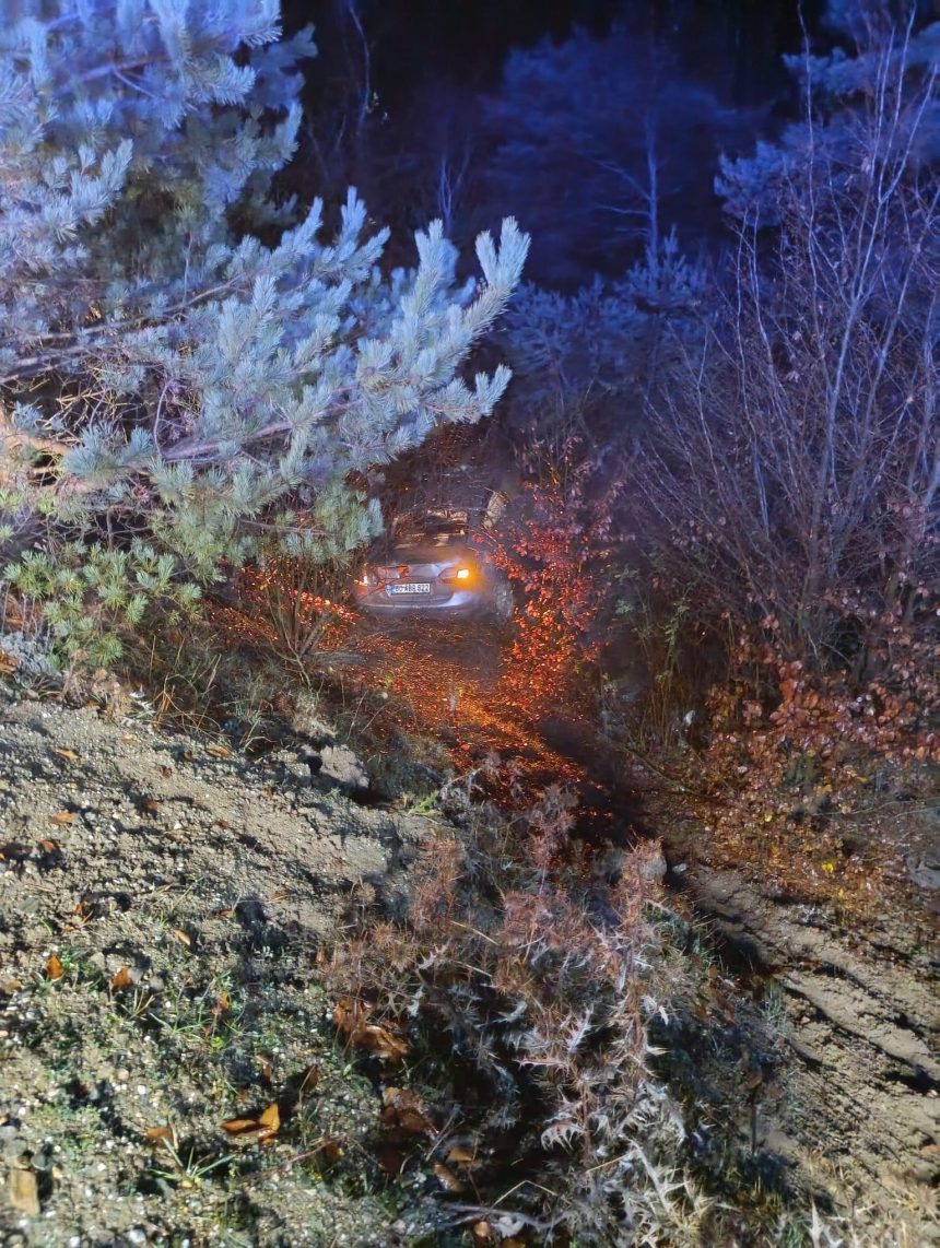 Alkollü şoför şarampole yuvarlandı 71 alkollu sofor sarampole yuvarlandi G2Ea1ZLb