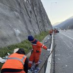 anadolu otoyolundaki kazada gazli icecek tasiyan tir bariyerle carpti KL8Ds283