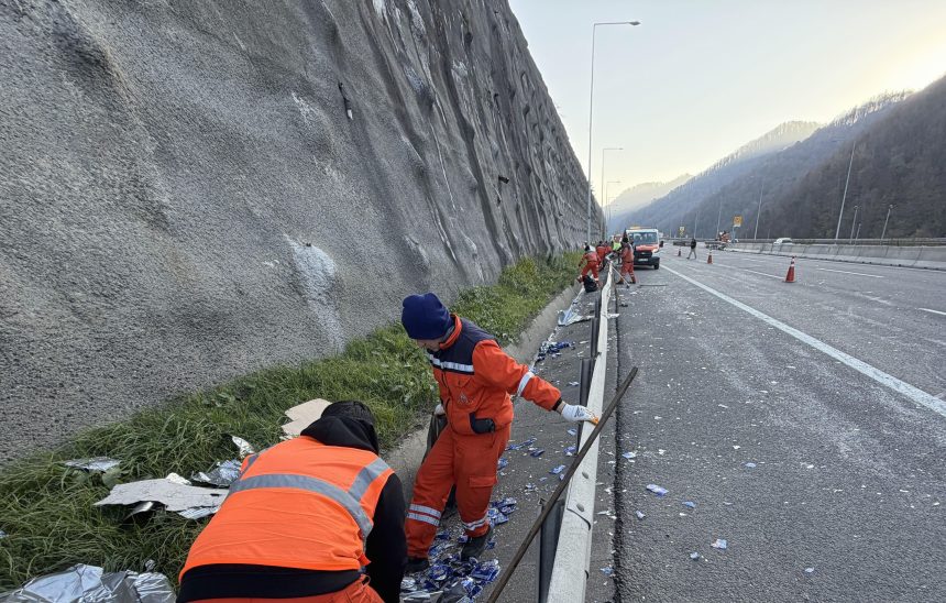 anadolu otoyolundaki kazada gazli icecek tasiyan tir bariyerle carpti KL8Ds283