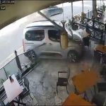 araba restorana daldi soforun yasi 15 cikti VNlzGL6F