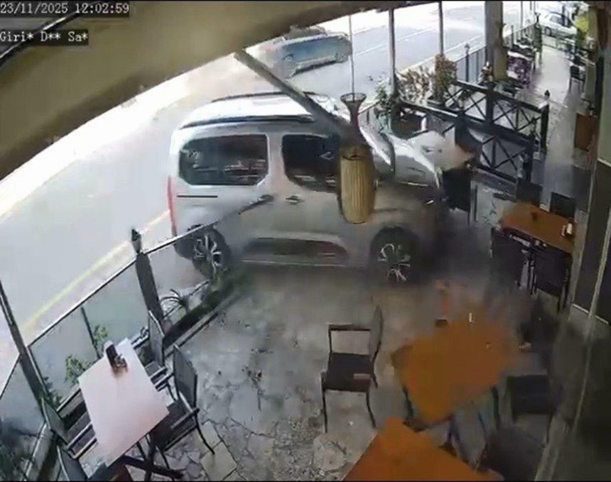 Araba restorana daldı, şoförün yaşı 15 çıktı 71 araba restorana daldi soforun yasi 15 cikti VNlzGL6F