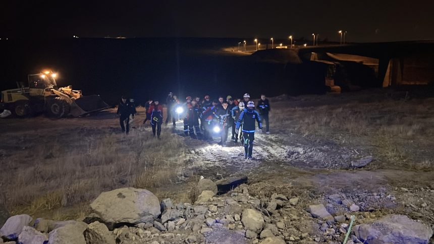 Araba uçuruma yuvarlandı: 1 meyyit 71 araba ucuruma yuvarlandi 1 meyyit mKG9CXhE