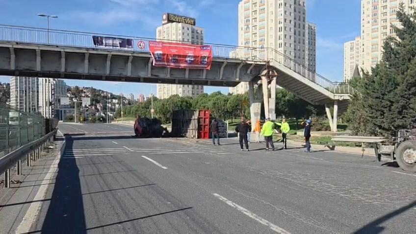 Avcılar'da TIR'ın üst geçide çarptığı kazada iki yaralı 71 avcilarda tirin ust gecide carptigi kazada iki yarali 1mnMavf2