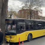 bagcilarda iett otobusu agaca carpti J4PWTy4s