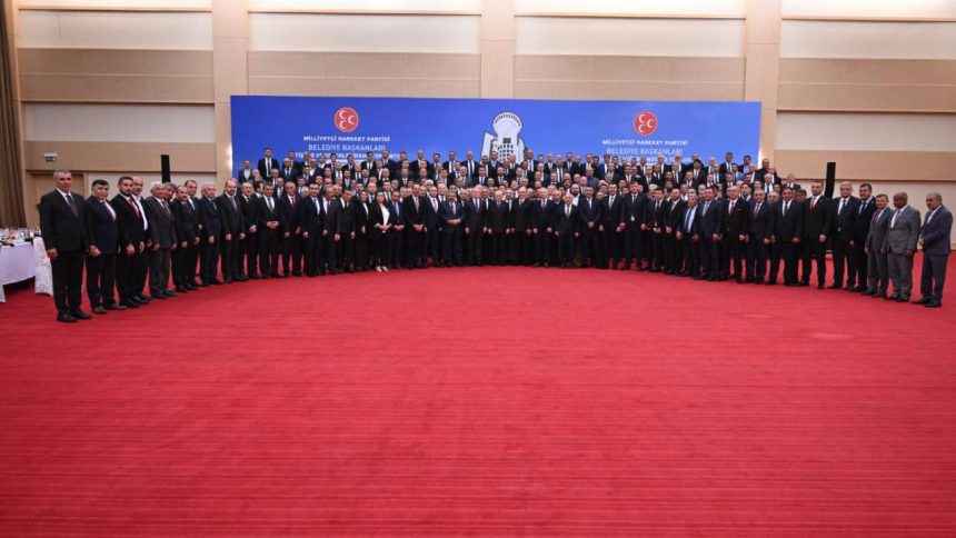 Bahçeli, MHP'li belediye liderleriyle bir ortaya geldi 71 bahceli mhpli belediye liderleriyle bir ortaya geldi DamEXTmT