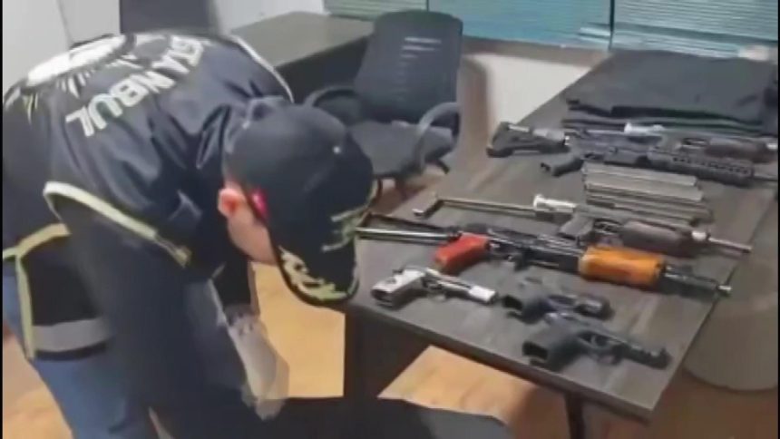 bahcelievlerde kabahat orgutlerine operasyon 8 gozalti NgzINjqy