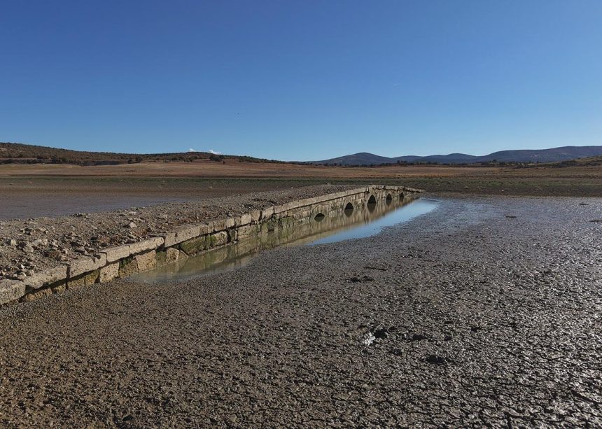 Baraj çekildi: Tarihi köprü ortaya çıktı 71 baraj cekildi tarihi kopru ortaya cikti AT2dp7ni