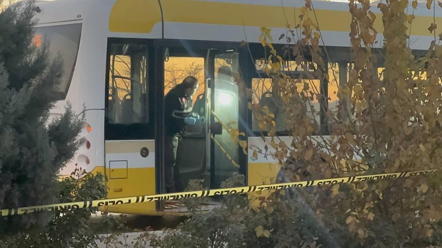 belediye otobusunde esinin gozu onunde bicaklandi LfnbzCm1